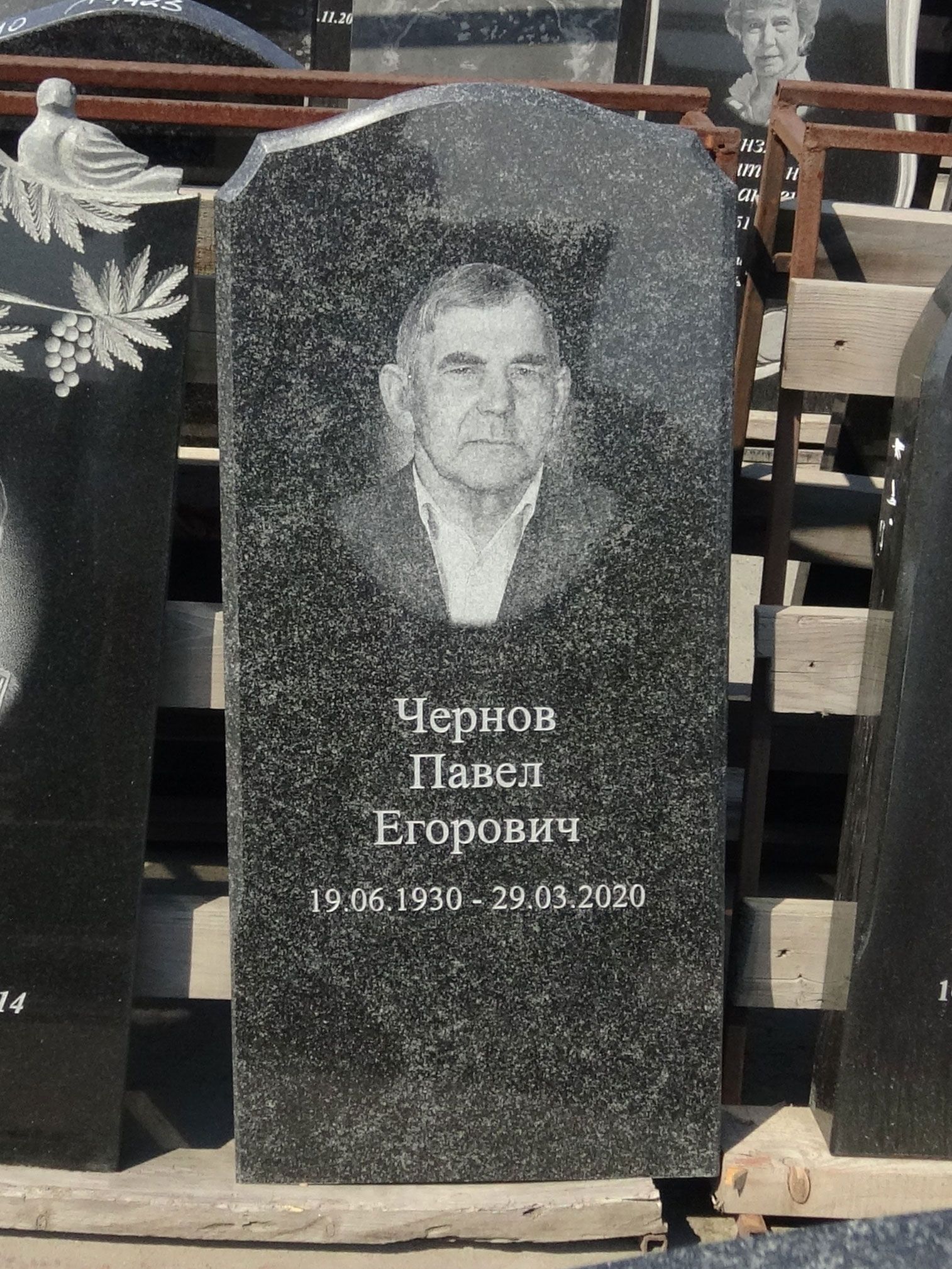 Памятник №002 из карельского гранита — фото 2